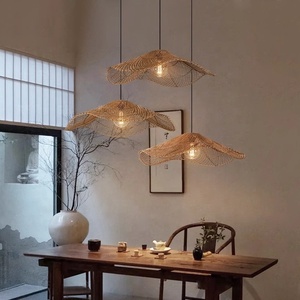 Lustres de chapeau de <span class=keywords><strong>paille</strong></span> de rotin de hauteur réglable éclairage suspendu de <span class=keywords><strong>suspension</strong></span> de salle à manger de restaurant pour l'installation de projet - Product Image 1