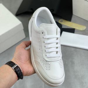 Baskets décontractées en cuir véritable perforé blanc avec maille respirante, anti-dérapantes et résistantes aux chocs pour homme moderne et urbain - Product Image 2