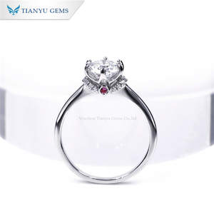 แหวนเงินแท้ 925 ประดับเพชรโมอิสซาไนต์ทรงบริลเลียนท์คัต 0.5 กะรัต และ 1 กะรัต จาก Tianyu ดีไซน์หรูหรา ประณีต เหมาะสำหรับเป็นเครื่องประดับขอแต่งงานสำหรับผู้หญิง - Product Image 3