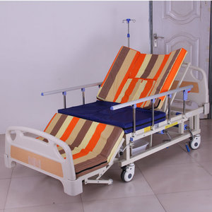 Cama de Hospital Manual de Longitud Completa con Ajuste de Altura y Orificio para Inodoro, para Pacientes Mayores - Product Image 1