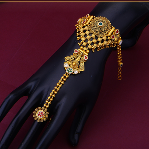 Elegante pulsera de mano Hathphool en oro con diseño circular de filigrana intrincada y detalles de piedras para novias. - Product Image 1