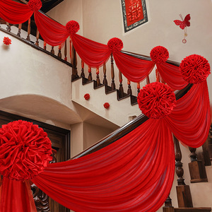 Ensemble de décoration de mariage Magpie Red pour rampe d'escalier avec pompons floraux et draperies pour célébration de mariage - Product Image 1
