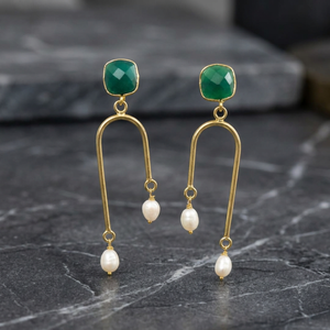 Boucles d'oreilles clous en onyx vert taille poire, laiton plaqué or, perle naturelle sertie clos, tendance géométrique, pompon, pour femme - Product Image 2