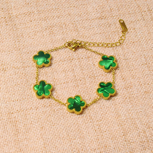 Pulsera <span class=keywords><strong>de</strong></span> Acero <span class=keywords><strong>de</strong></span> Titanio Chapada en Oro Personalizada, Nuevo Diseño <span class=keywords><strong>de</strong></span> Fábrica, Trébol <span class=keywords><strong>de</strong></span> la Suerte <span class=keywords><strong>de</strong></span> 5 Hojas, Pulseras <span class=keywords><strong>de</strong></span> Moda con Eslabones <span class=keywords><strong>de</strong></span> Cadena y Flores - Product Image 4