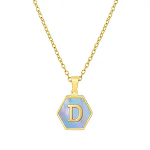 Atacado 18k ouro letra inicial A-Z etiquetas, concha azul colar para mulheres hexágono concha de aço inoxidável pingente alfabeto