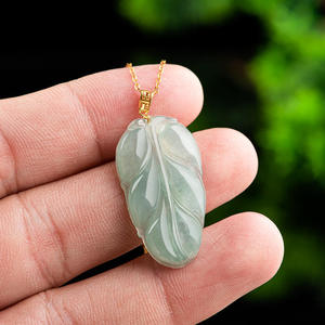 Colgante de Jadeíta Natural de Myanmar Verde Hoja de Aceite con Incrustaciones de Oro de 18K, Joyería Femenina, Incluye Certificado de Tasación D020 - Product Image 3