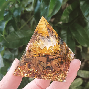 Pyramide en résine époxy avec galets de cristal, ornement de bureau, décoration d'aquarium, cadeau - Product Image 3