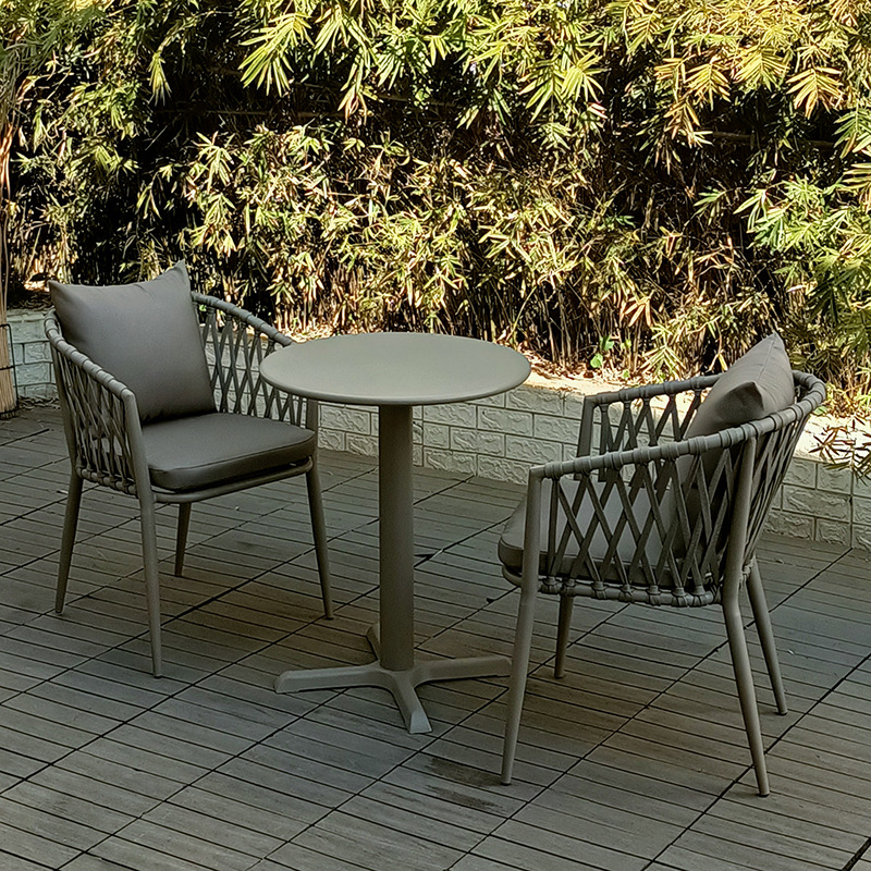 2 chaises standard + 60 tables rondes à pieds croisés