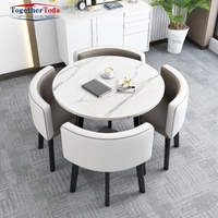 Comptoir d'accueil, réception, négociations avec les clients (écoles, familles, hôtels), ensembles de tables et chaises rondes en bois pour la restauration