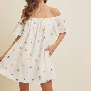 Robe d'été à épaules dénudées brodée de fleurs, robe courte en gaze de coton personnalisée avec des poches - Product Image 2
