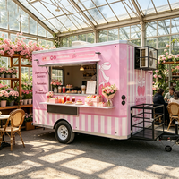 Remorque alimentaire commerciale avec fenêtre de service et comptoir de présentation de gâteaux pour gâteaux aux fraises dans une serre de Paris