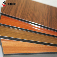 Panneaux en aluminium de grain de bois Revêtement de mur extérieur Texture de bois 3mm 4mm Panneau de terrasse composite en aluminium