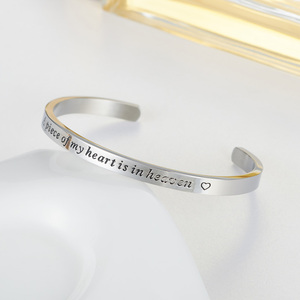 Pulsera de Acero Inoxidable con Letras Grabadas y la Frase 'Aunque es pequeña, es feroz', Nuevos Estilos - Product Image 6