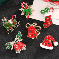 Broche de aleación de moda con diseño navideño de dibujos animados, microincrustaciones de diamantes de imitación, diseño de campana y trineo, insignia conmemorativa, venta al por mayor personalizada