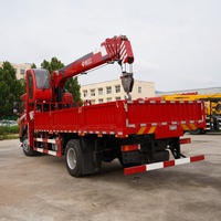 Grue de camion de 8 tonnes avec flèche rigide de 17,5 m, roulement et moteur, rayon de braquage court pour projets de construction, hydraulique fiable