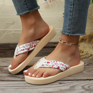 Chaussons légers tendance 2025 – Nouveaux modèles d'été frais pour femmes, chaussures décontractées simples à motifs floraux, idéales pour la plage (Vente en gros) 231 231 - Product Image 1
