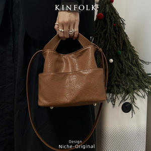KINFOLK Bolso tipo cubo para mujer de piel suave con hebilla magnética, bolso bandolera con múltiples compartimentos, color marrón - Product Image 1