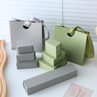 Boîte cadeau de luxe rigide à fermeture magnétique avec intérieur en éponge et design estampé pour bagues, colliers, bracelets, boucles d'oreilles et rangement de parfums