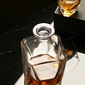 Ensemble de carafe à whisky en cristal sans plomb de luxe de 700 ml avec bouchon en verre pour la décoration de bar à domicile - Product Image 3