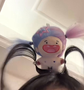 Muñeca <span class=keywords><strong>de</strong></span> moda con aro <span class=keywords><strong>de</strong></span> pelo <span class=keywords><strong>de</strong></span> color, muñeco <span class=keywords><strong>de</strong></span> peluche periférico para mujer, diadema <span class=keywords><strong>de</strong></span> borde ancho francés con pinza para el pelo, accesorios para el cabello - Product Image 2