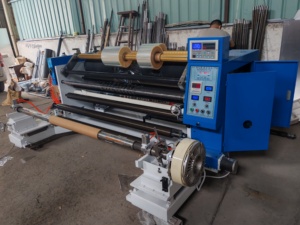 LFQ1300-2000 Máquina Cortadora y Rebobinadora de Alta Velocidad 300m/min para Rollos de Película BOPP Jumbo, Carga Frontal y Corte de Doble Cara - Product Image 1