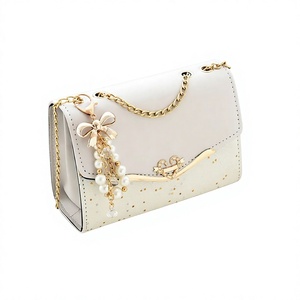 <span class=keywords><strong>Sac</strong></span> <span class=keywords><strong>à</strong></span> bandoulière élégant pour femme en cuir PU brillant avec chaîne, petit <span class=keywords><strong>sac</strong></span> <span class=keywords><strong>à</strong></span> rabat carré avec pendentif perle, <span class=keywords><strong>sac</strong></span> <span class=keywords><strong>à</strong></span> <span class=keywords><strong>main</strong></span> décontracté pour voyage - Product Image 1