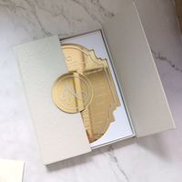 Boîte de gaufrage de luxe à couverture rigide Invitations de mariage avec boucle de monogramme en acrylique miroir doré Poche pour cartes RSVP