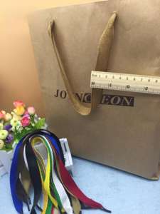 ริบบิ้นโพลีเอสเตอร์ลายก้างปลา กว้าง 2 ซม. ยาว 35 ซม. พร้อมเชือกและริบบิ้นสำหรับหูหิ้วถุงกระดาษ - Product Image 3