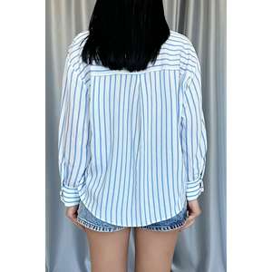 เสื้อเชิ้ตผู้หญิงลายทางสีน้ำเงิน กระดุมหน้า สไตล์ลำลอง ผ้าป๊อปลิน ใส่ได้ทุกวัน ดีไซน์เรียบง่าย แขนยาว - Product Image 1