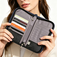 Porta Pasaportes con Bloqueo RFID y Correa de Muñeca Desmontable para Viajes, Cartera de Viaje Multiusos para Artículos Esenciales de Aeropuerto para la Familia