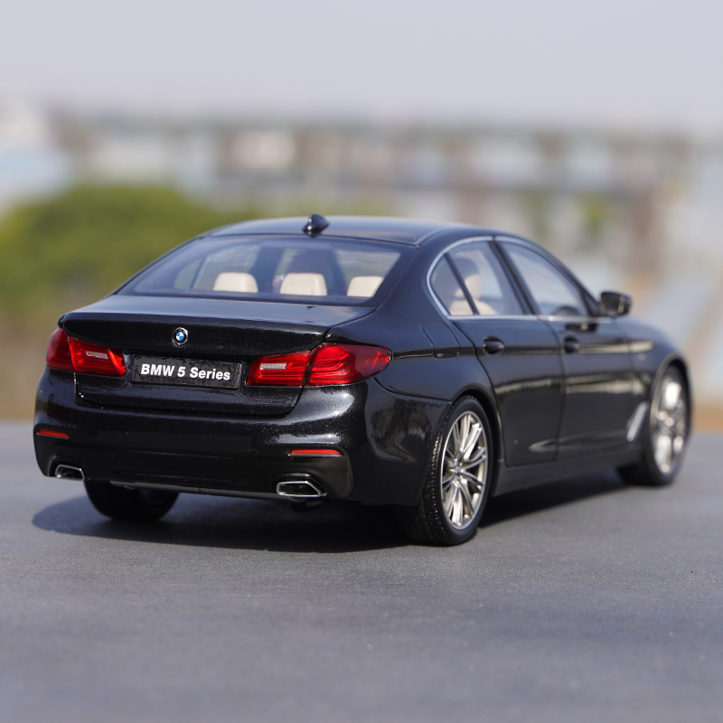 1/18 Scale BMW 5 Series Diecast Model - Perfect for Collectors