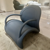 Doté d'un design en bois vintage américain, d'une chaise longue Pakiathery de luxe au design minimaliste moderne