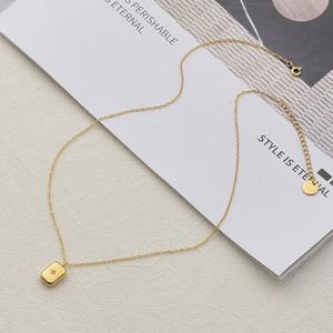 Collier en acier inoxydable plaqué or PVD anti-allergique tendance 2024 pour femmes, vente en gros - Product Image 3