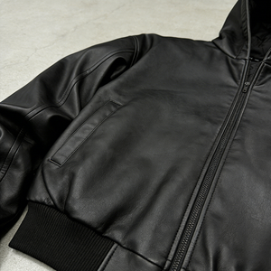 جاكيتات شتوية رجالية مخصصة من المصنعين، سميكة، ستايل ستريت وير، بتصميم عتيق، بسحاب، جودة عالية، جاكيت بومبر بغطاء رأس من الجلد - Product Image 3