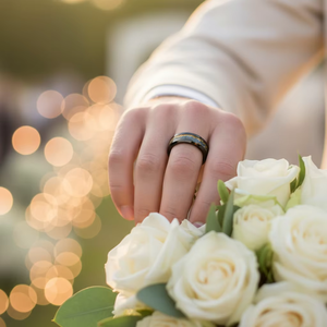 POYA 8mm タングステンブラック ベベル加工 ポリッシュ仕上げ チャンネルセッティング ゴールド＆ブルー クイックサンド インレイ メンズ ウェディング プロミス パーティー用 - Product Image 2