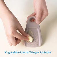5-delige ruimtebesparende handmatige keukenhulpjesset: knoflook-/gembermolen, kaasschaaf, groente-/fruit schiller, pizzames, flesopener