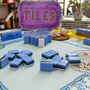 Modernas y Exquisitas Fichas de Mahjong Acrílicas Americanas con Patrón Floral Paisajístico Azul Brillante de Alta Calidad - Product Image 6