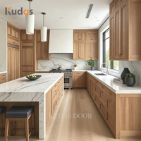 Meubles de cuisine en bois massif sur mesure, style shaker américain moderne, avec îlot central pour villa.