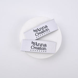 Etiqueta blanca ecológica reciclada impresa para el cuidado de la ropa, plegada, con logotipo de silicona en relieve y cinta tejida para prendas. - Product Image 2