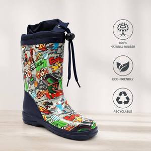 <span class=keywords><strong>Botas</strong></span> <span class=keywords><strong>de</strong></span> Lluvia Ligeras <span class=keywords><strong>de</strong></span> Goma Natural para Niños, con Estampado <span class=keywords><strong>de</strong></span> Fútbol, Cuello con Cordón, Impermeables, Tipo Wellington, OEM ODM - Product Image 2