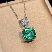 Ensemble de bijoux élégant en CZ vert taille coussin pour femme, comprenant un grand pendentif vert Paraiba, un collier, des boucles d'oreilles et une bague ouverte, idéal pour les fêtes