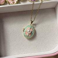 HX0093 Nouveau pendentif en forme de cœur en perle dans une boîte ovale ouverte et fermée. Peinture à l'huile colorée sur coquille de conque, collier en or 18 carats, bijoux de couleur rapide