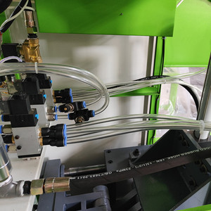 Bouteille bon marché d'ANIMAL FAMILIER d'approvisionnement de la Chine faisant la <span class=keywords><strong>machine</strong></span> semi-automatique de soufflage de la <span class=keywords><strong>machine</strong></span> 5L - Product Image 3