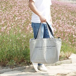 Sac fourre-tout en toile de coton personnalisé avec logo, écologique et tendance, pour le shopping, avec bandoulière – Vente en gros - Product Image 3