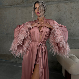 Loveda Ingrosso Completo Estivo <span class=keywords><strong>da</strong></span> Donna Tre Pezzi: Vestaglia Sexy in Raso, Lingerie, Pantaloncini e Camicia <span class=keywords><strong>da</strong></span> <span class=keywords><strong>Notte</strong></span> con Piume - Product Image 1