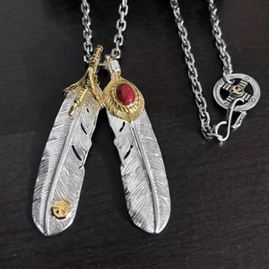 Kalung cakar elang emas trendi Jepang terlaris liontin Fashion bulu perak cerah bertatahkan pirus merah