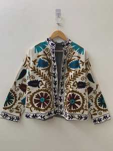 Chaqueta Suzani Bordada de Terciopelo Blanco Estilo Bohemio, Chaqueta Corta Japonesa de Primavera, Regalo Hecho a Mano para Ella, Moda de Boutique de la India - Product Image 1