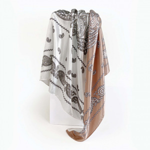 Sciarpa Quadrata Turbante 90 cm in Seta Sintetica Suzhi, Stile Classico Estivo per Donne Musulmane con Motivo Totemico e Abbinamento di Colori - Product Image 5