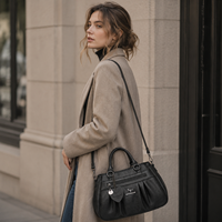 Sacs à main de luxe pour femmes, sac de créateur en cuir PU texturé plissé avec breloque cœur, sac à main tendance pour femmes, vente en gros OEM ODM 20 pièces
