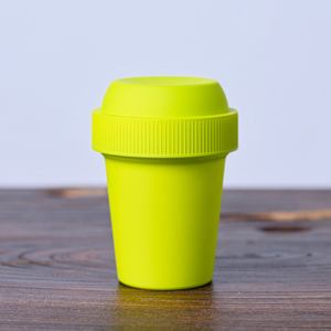 Shaker à matcha avec finition laquée Kaga Yamanaka – Vert Wakakusa, Fabriqué au Japon - Product Image 1